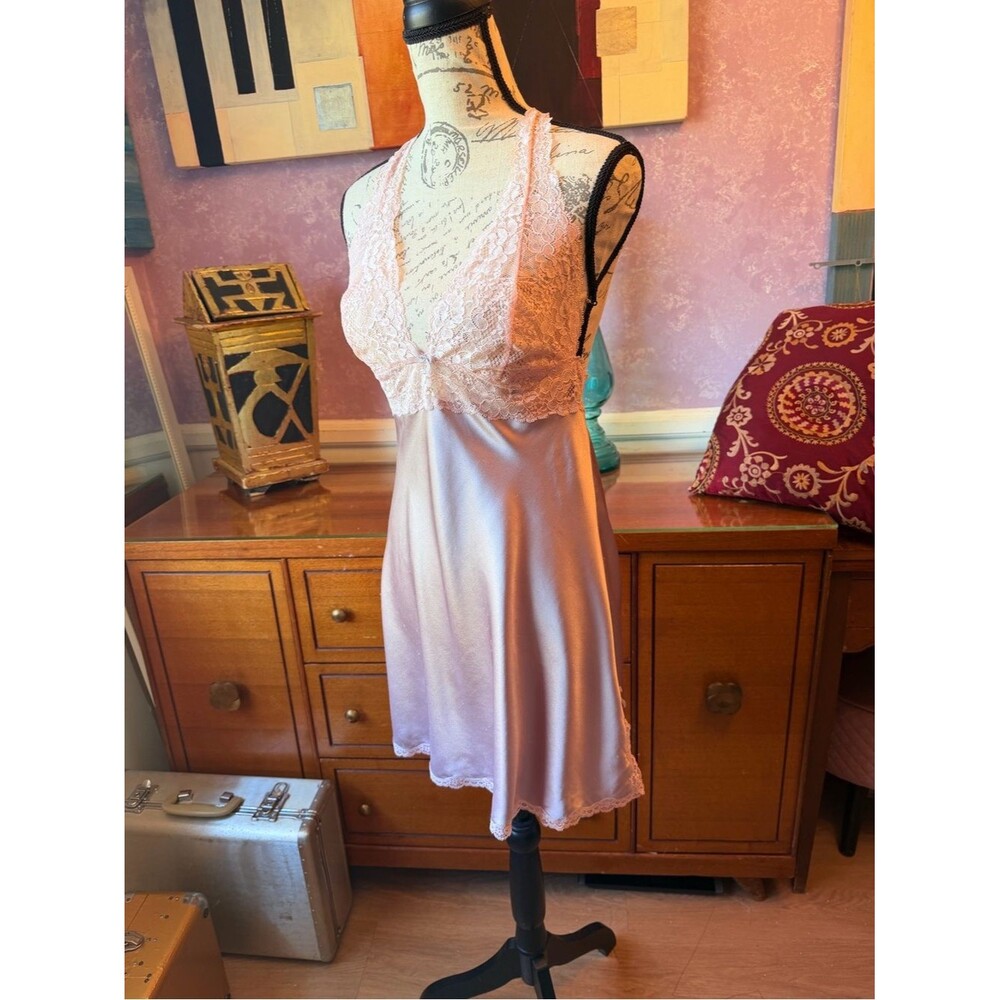 SZ M Victoria’s Secret Pink Lace-Trim Satin Chemise in Lavender